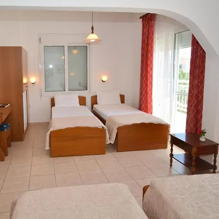 Triada فندق يميناريا