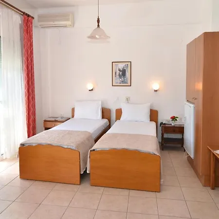 Triada يميناريا