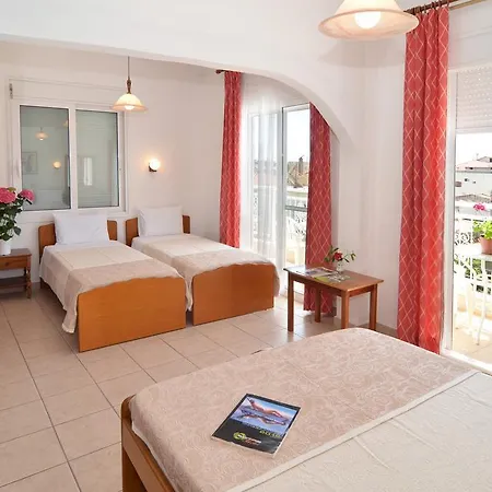 Triada يميناريا